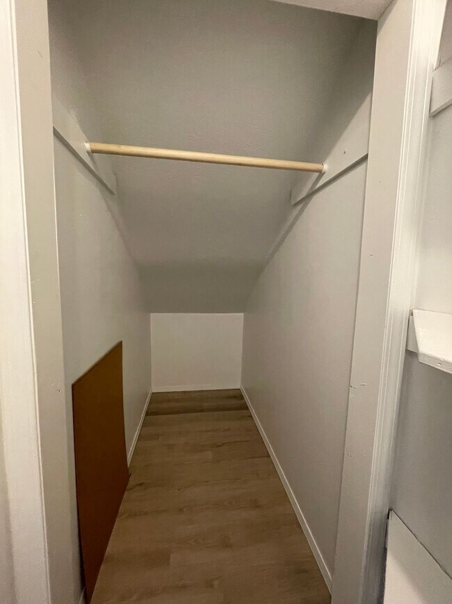 Building Photo - 531-B N Oak Grove Ave