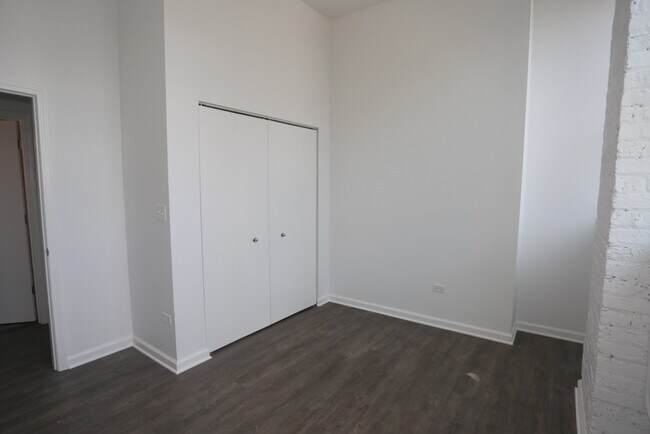 Building Photo - 932 W Dakin St