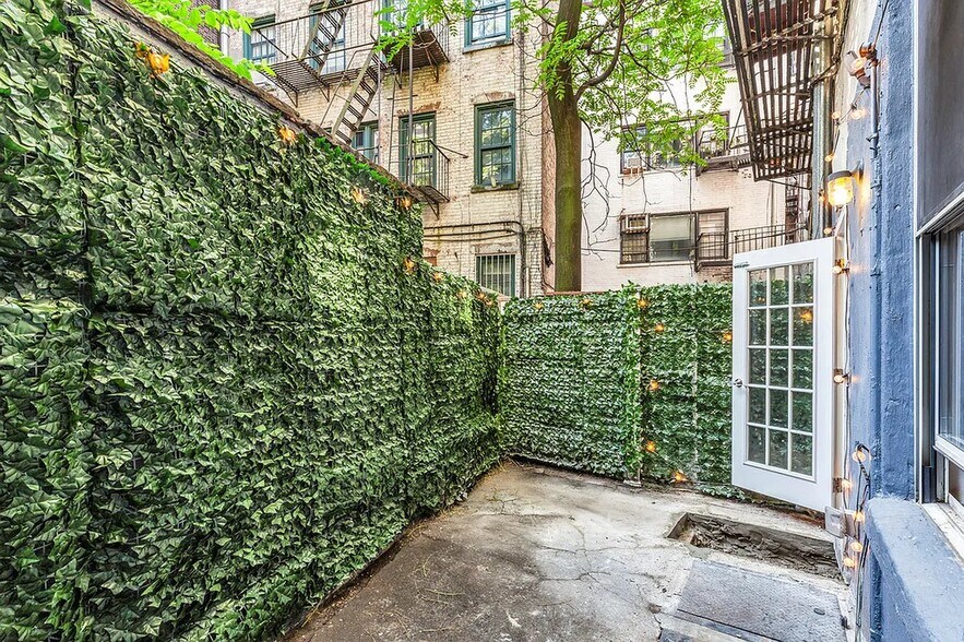 Building Photo - 562 Hudson St