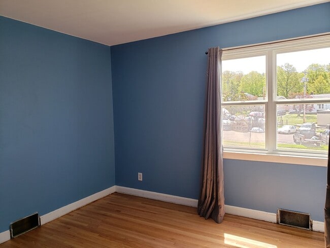 Building Photo - 3-Bedroom, 1-Bathroom - Woodland Home