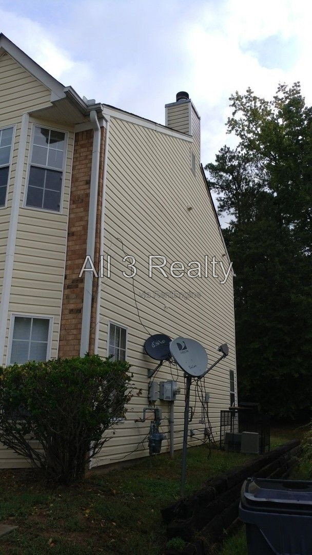 Building Photo - 5670 Hampton Ct