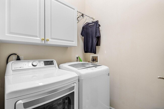 Building Photo - 1875 Highland Grove Dr