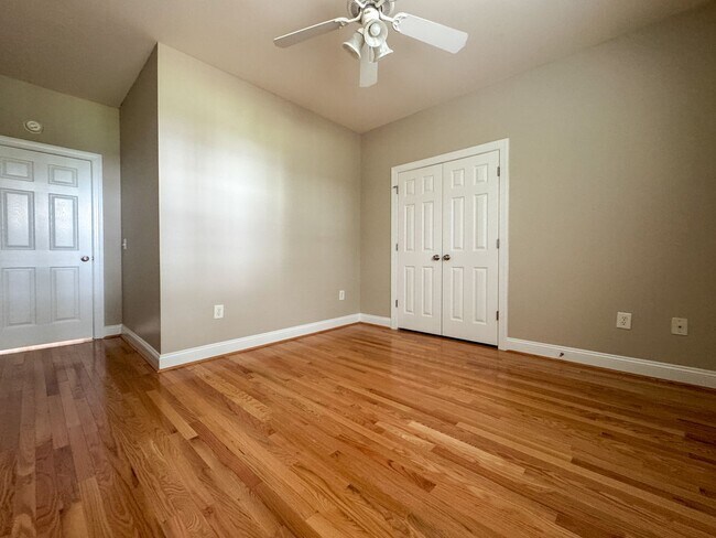 Building Photo - 5 Bedroom Home in Gated Golf Course Community