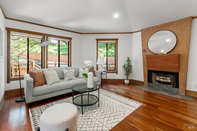 Building Photo - 1100 Bayhills Dr