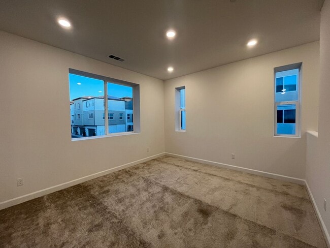 Building Photo - Welcome to modern living in the sought-after Rancho Peñasquitos neighborhood!