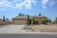 Building Photo - Amazing Three Bedroom in Heart of Rio Rancho!