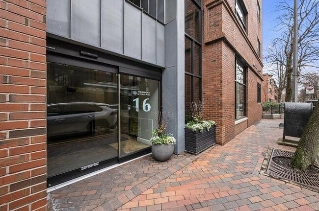 Building Photo - 16 Harcourt St
