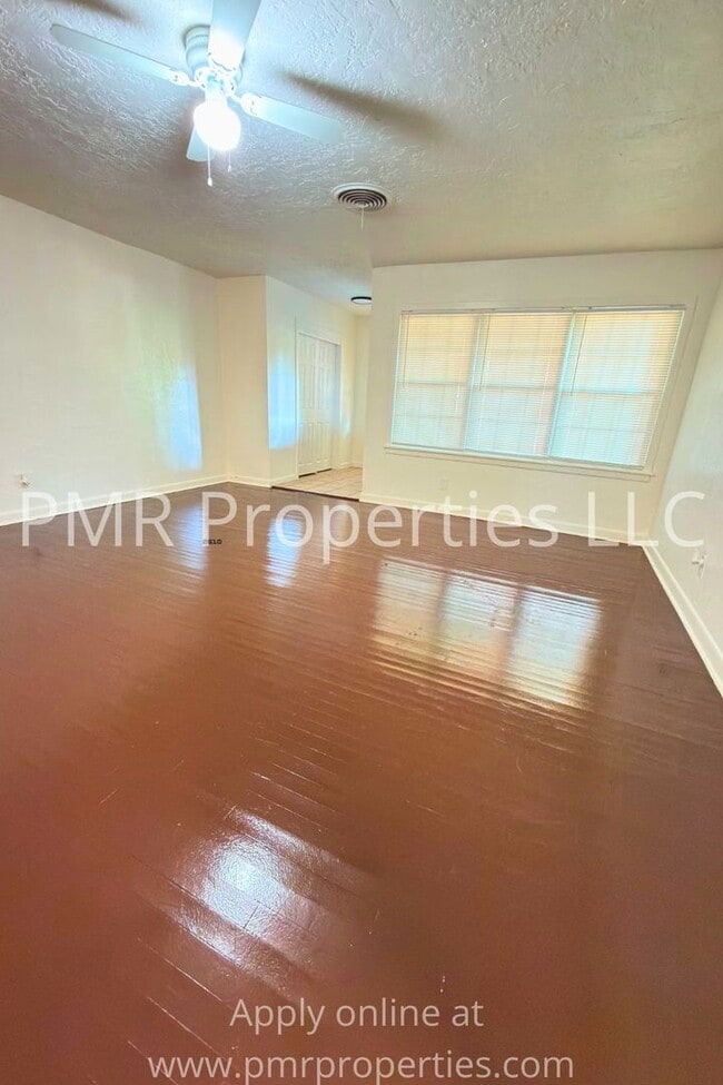 Building Photo - 4 Bedrooms / 2 Bathrooms House