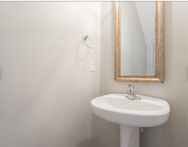 Building Photo - 511 Elm Ave