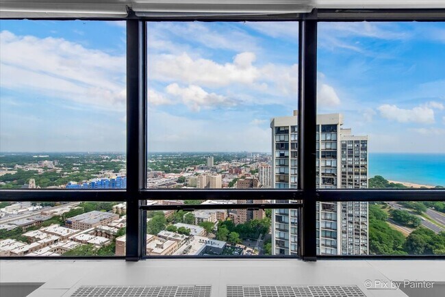 Building Photo - 5415 N Sheridan Rd