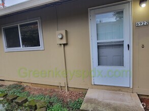 Building Photo - 2 Bedroom 2 Bath Unit in St.Johns with Ful...