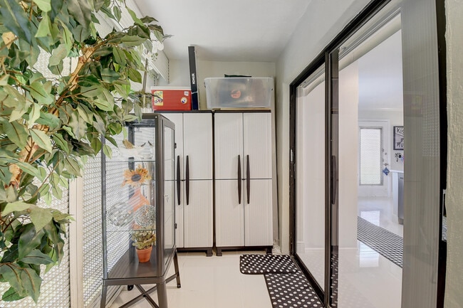 Building Photo - 274 Capri F