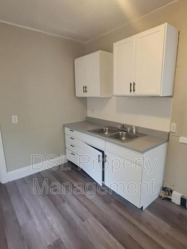 Building Photo - 3555 E 143rd St