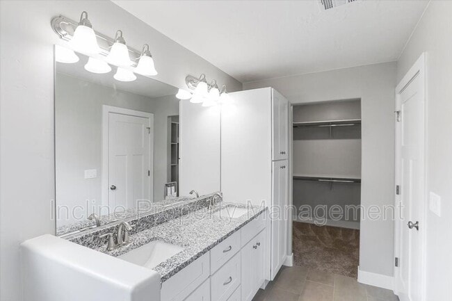 Building Photo - 2261 Tonaquint Dr