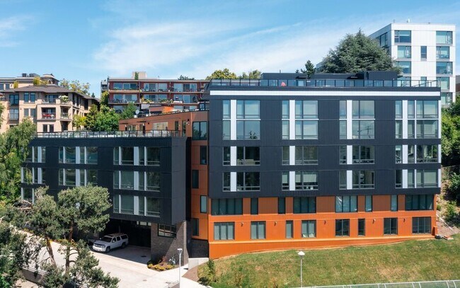 Building Photo - 736 Bellevue Pl E