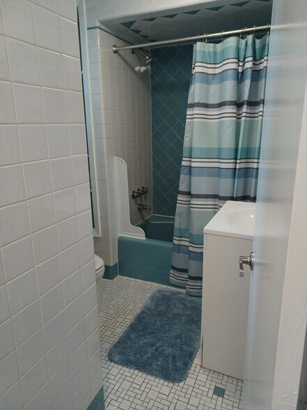 Bathroom Sparkling Clean - 95 Matilda Ter