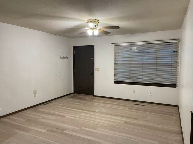 Building Photo - Cute house north Springfield