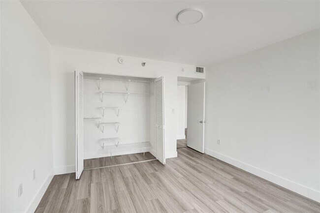 Building Photo - 20515 E Country Club Dr