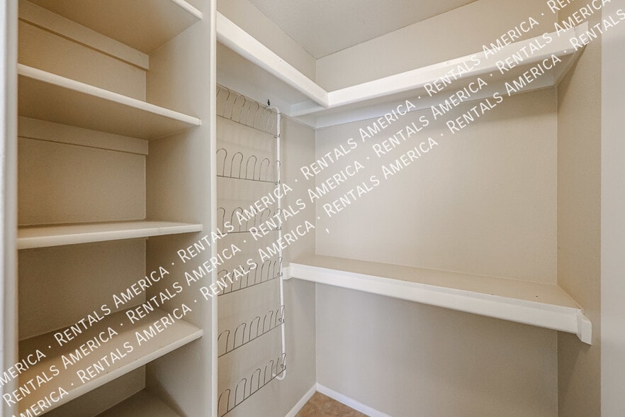 Building Photo - 10815 W Northern Ave