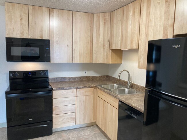 Building Photo - BEAUTIFUL 3-BR, 2-BA Condo with Everything Completely Remodeled! Everything Brand New! Views of O...