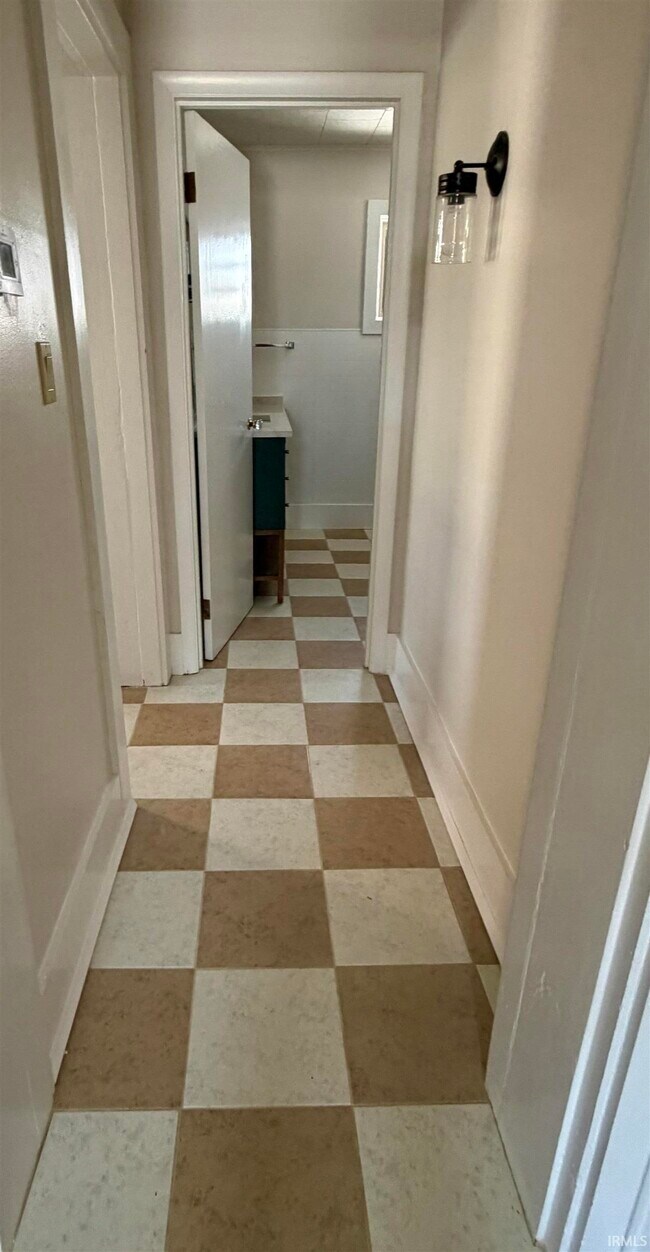 Building Photo - 921 S Washington St