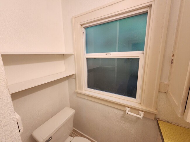 Building Photo - Vintage 2x1 Available Now | Minutes from U...