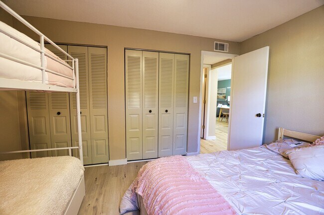 Building Photo - Seasonal Short-term 2-Bedroom 2-Bathroonm Condo located at Mission Lakes!