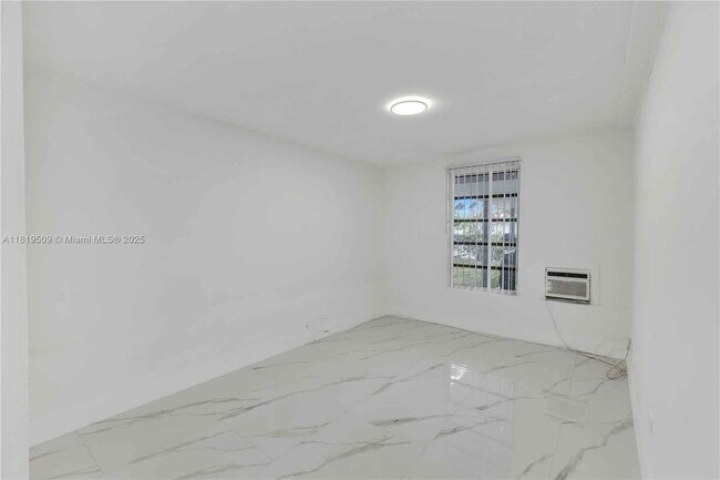 Building Photo - 950 NE 163rd St