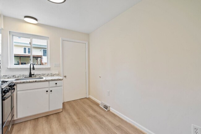 Building Photo - Newly renovated 2 Bed, 1 Bath w/ Bonus Room, Central AC, Laundry - Available October 1st!