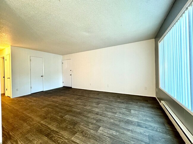 Building Photo - **$750 DEPOSIT & FREE FIRST MONTH'S RENT** Hudson Court - Spacious Main Floor Unit~ Great Natural...