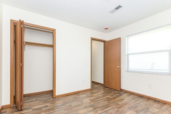 Building Photo - Check out this 3 bed 1.5 bath single family home in Springfield!