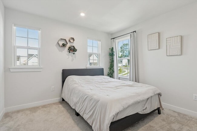 Building Photo - Beautifully Upgraded 4B/3.5B Home with Dec...