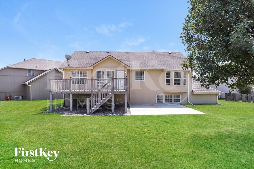 Building Photo - 2300 SW Stone Bridge Ct