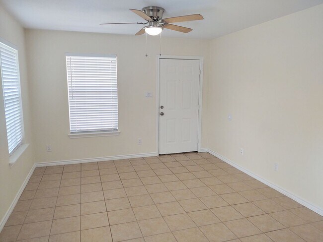 Building Photo - $1195 - Charming duplex in Pilot Point
