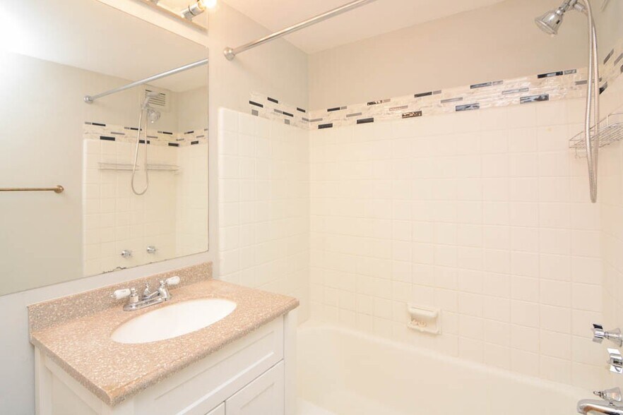 Building Photo - 429 W Wellington Ave