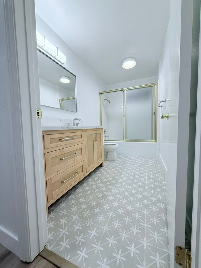 Guest bath - 14572 Dickens St