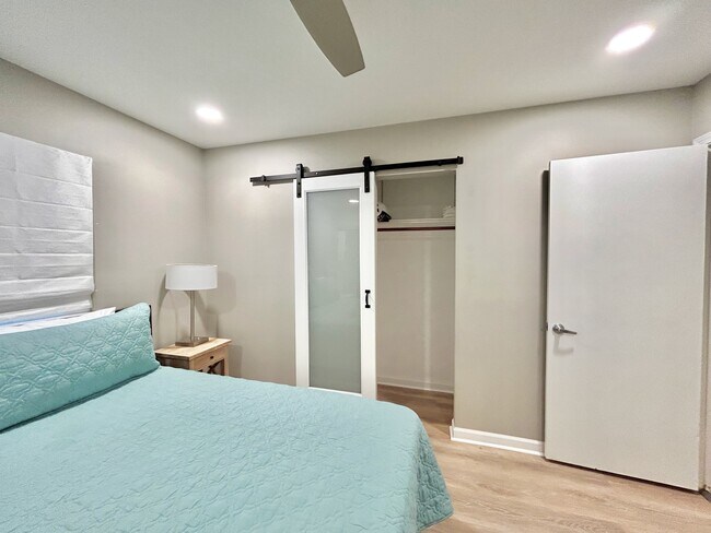King bedroom with ensuite - 121 Hollywood Ave