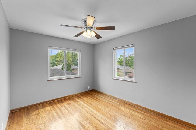 Building Photo - 723 Village Dr