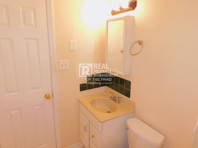 Building Photo - Charming 3 Bedroom/1.5 Bath in Browns Summ...