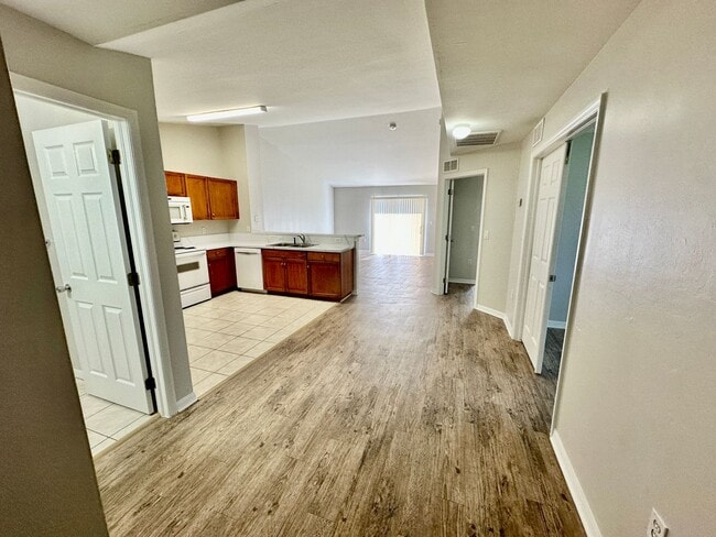 Building Photo - Spacious 3 Bedroom Duplex in Lehigh Acres