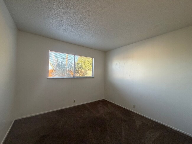 Building Photo - Spacious 3 Bedroom 2 Bathroom House For Rent