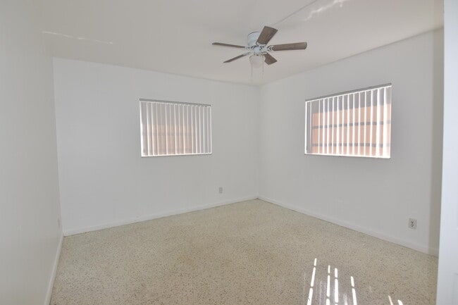 Building Photo - 2472 NE 5th Ave