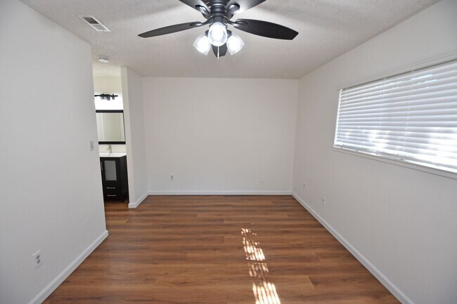 Building Photo - 4003-4003 Westporter Dr