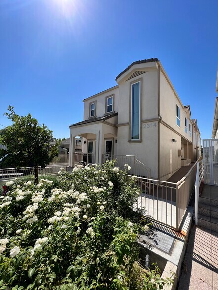 Building Photo - 2314 Montrose Ave