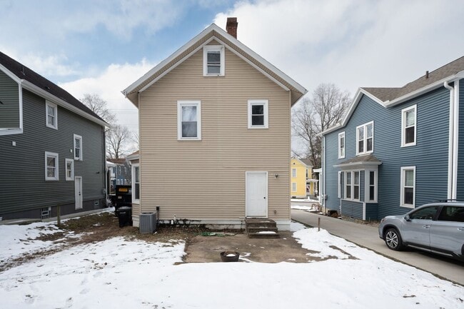 Building Photo - Madisonville- Charming 3+ bedroom 1.5 Bath, 1 car detached