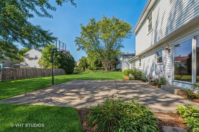 Building Photo - 920 Chaucer Way