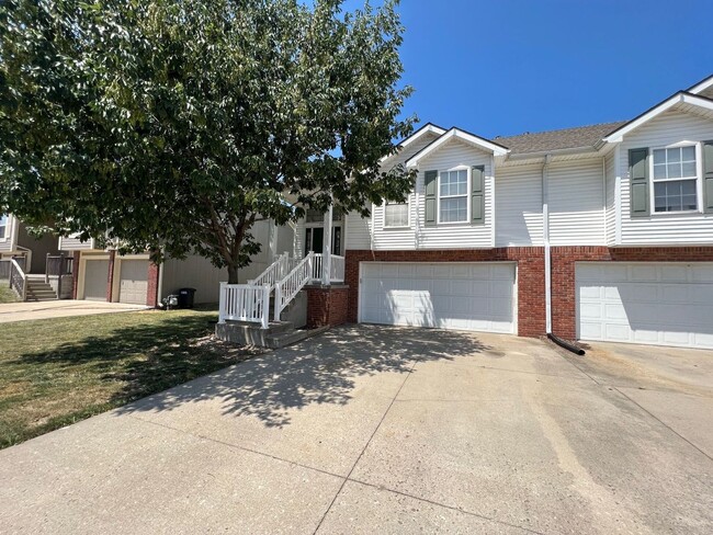 Primary Photo - Spacious 3/3 in Platte City!