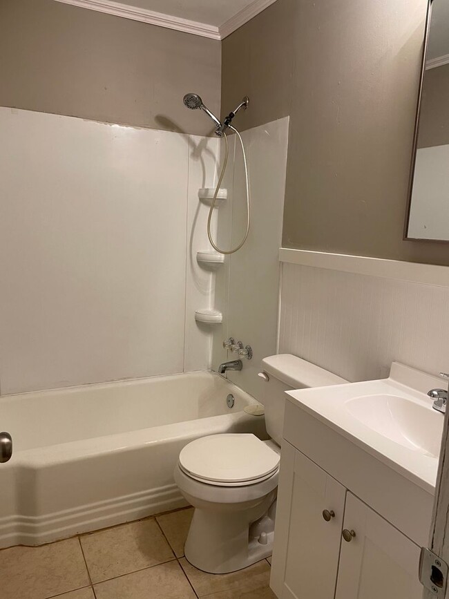 Building Photo - New kitchen!  3 beds, 1 bath large fenced yard