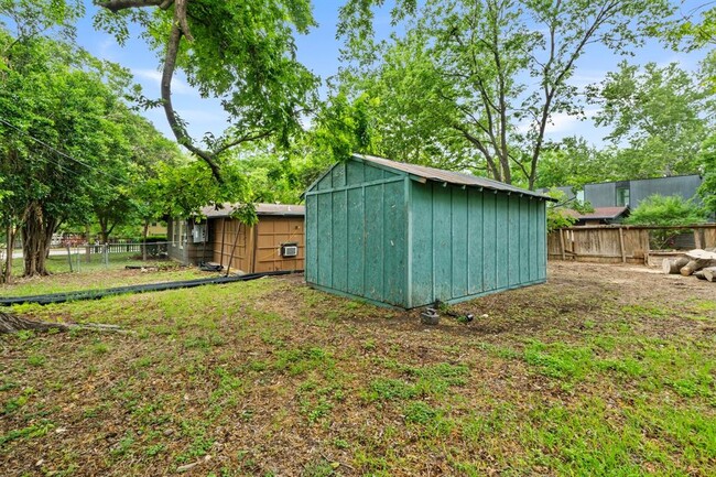Building Photo - 3000 Fontana Dr