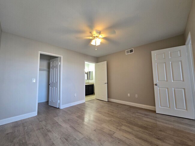 Building Photo - A Fabulous 2 Bedroom upstairs unit near Nellis AFB